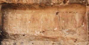 L'un des quatre panneaux sculptés dans la roche à Khinis.  Représentation de Maltai un roi assyrien en face de sept statues des principaux dieux assyriens debout sur leurs animaux symboliques. www.asorblog.org