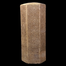 Prisme de Sénnachérib décrivant les réalisations du roi assyrien. Période néo-assyrienne, 691 BC, Ninive, nord de l'Irak. www.britishmuseum.org